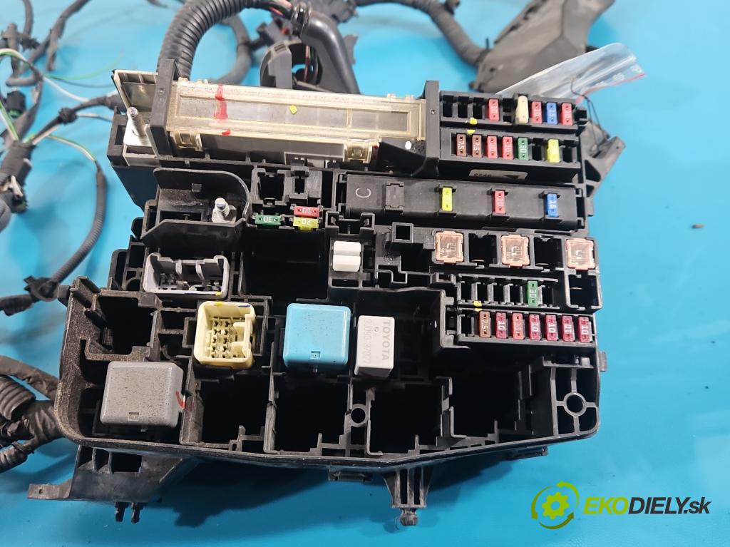 Toyota Corolla E15 2007-2014 1.6 vvti 124 hp manual 91 kW 1598 cm3 4- skříňka pojistková  (Pojistková skříňka)