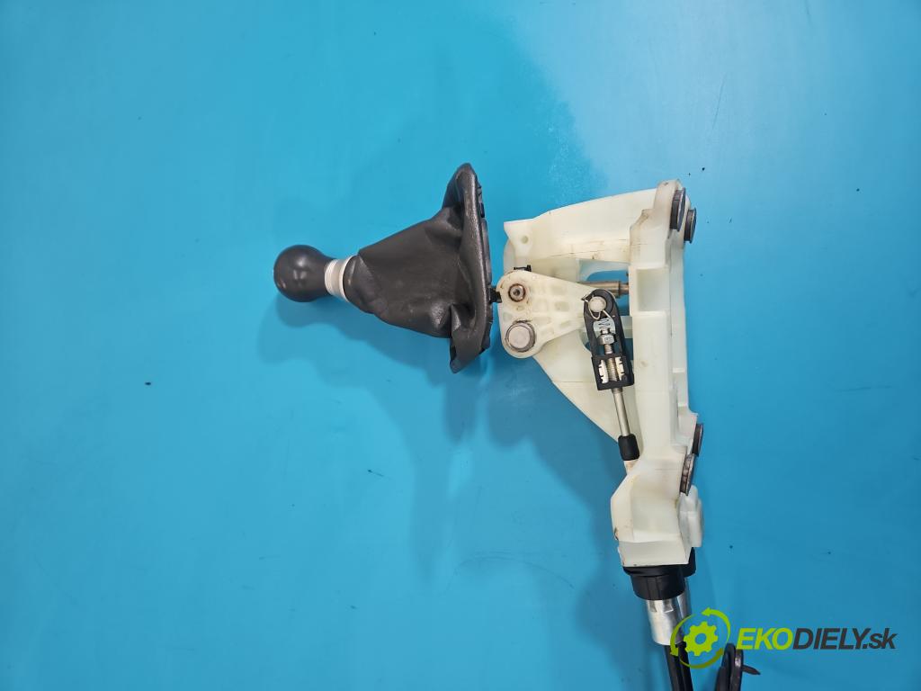 Toyota Corolla E15 2007-2014 1.6 vvti 124hp manual 91 kW 1598 cm3 4- Páka: Změny: stupeň,rýchlosť  (Rýchlostná páka (kulisa))