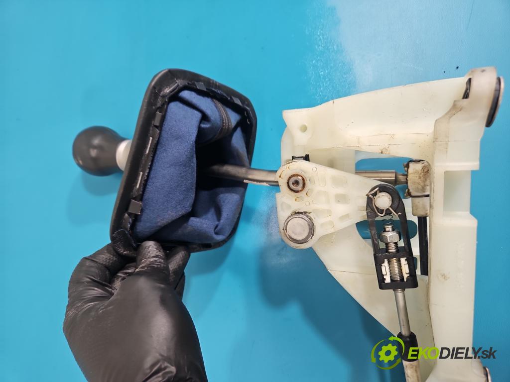 Toyota Corolla E15 2007-2014 1.6 vvti 124hp manual 91 kW 1598 cm3 4- Páka: Změny: stupeň,rýchlosť  (Rýchlostná páka (kulisa))