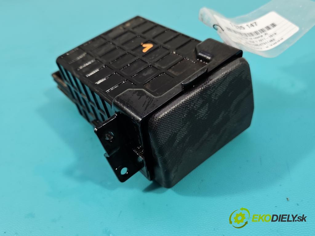 Isuzu D-Max II 2011-2019 2.5d 163 HP manual 120 kW 2499 cm3 2- Rukojeť: na nápoje:  (Držiak (úchyt) na nápoje)