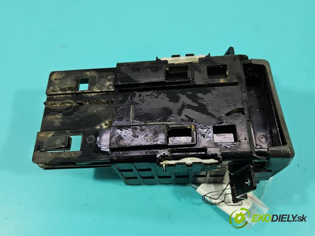 Isuzu D-Max II 2011-2019 2.5d 163 HP manual 120 kW 2499 cm3 2- Rukojeť: na nápoje:  (Držiak (úchyt) na nápoje)