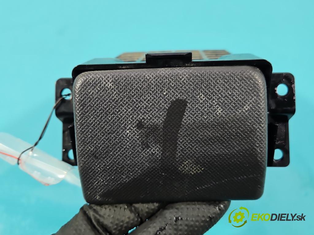 Isuzu D-Max II 2011-2019 2.5d 163 HP manual 120 kW 2499 cm3 2- Rukojeť: na nápoje:  (Držiak (úchyt) na nápoje)