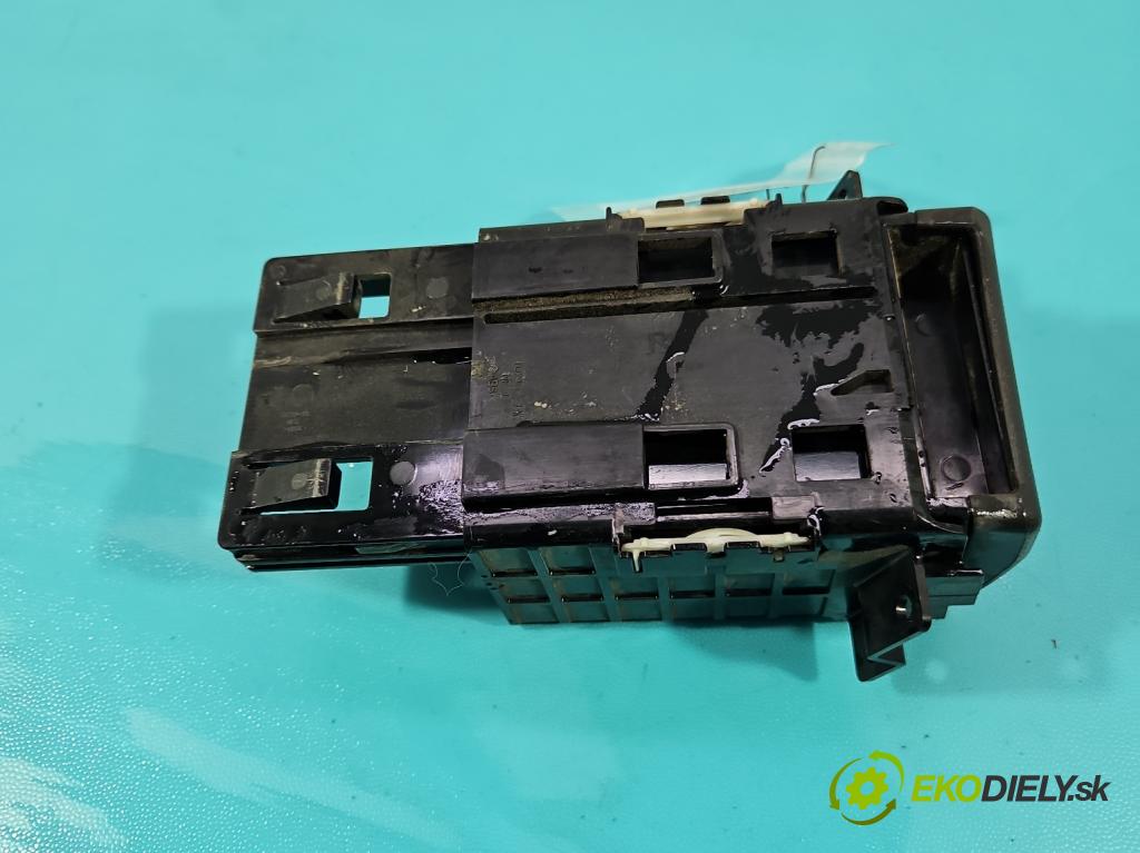 Isuzu D-Max II 2011-2019 2.5d 163 HP manual 120 kW 2499 cm3 2- Rukojeť: na nápoje:  (Držiak (úchyt) na nápoje)