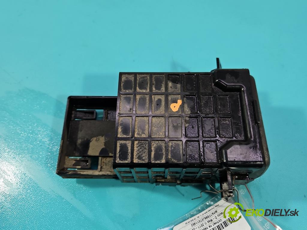 Isuzu D-Max II 2011-2019 2.5d 163 HP manual 120 kW 2499 cm3 2- Rukojeť: na nápoje:  (Držiak (úchyt) na nápoje)