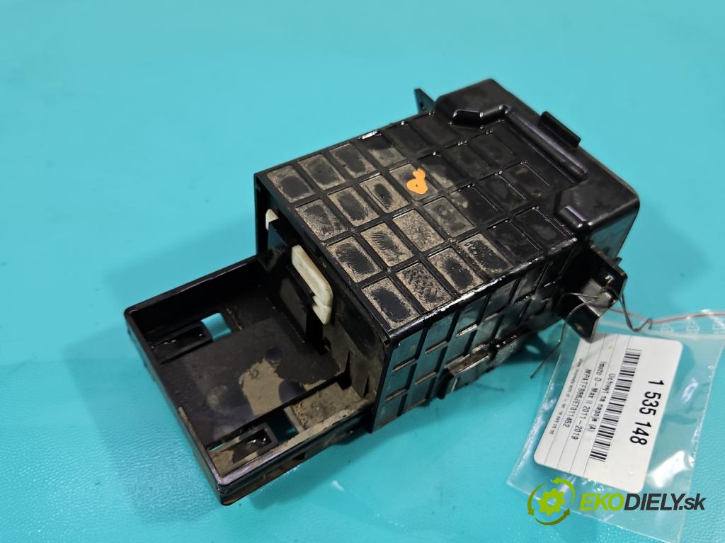 Isuzu D-Max II 2011-2019 2.5d 163 HP manual 120 kW 2499 cm3 2- Rukojeť: na nápoje:  (Držiak (úchyt) na nápoje)