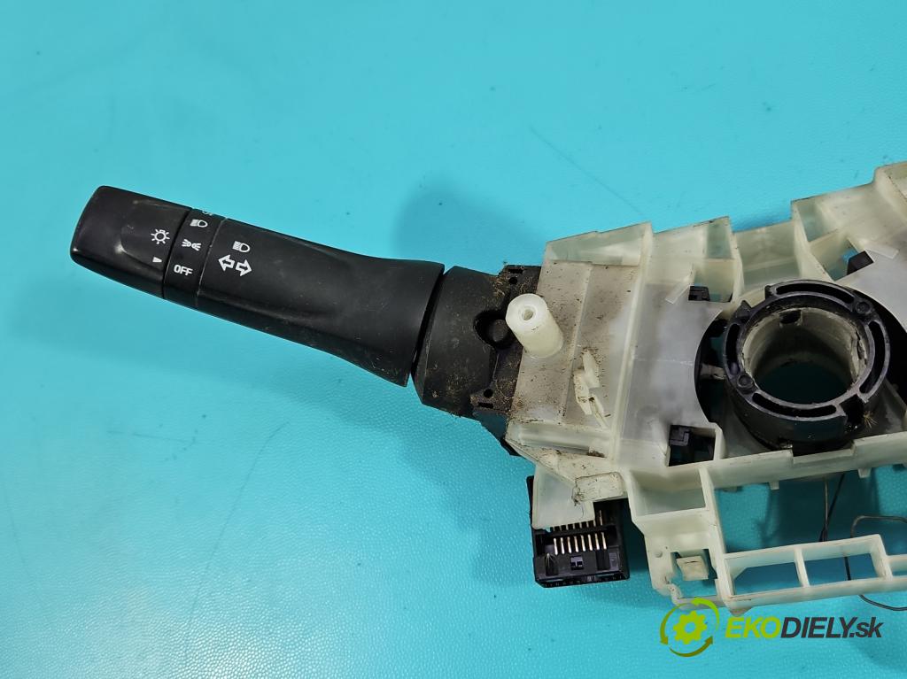 Isuzu D-Max II 2011-2019 2.5d 163 HP manual 120 kW 2499 cm3 2- prepínač komplex: (Prepínacie páčky pod volantom)