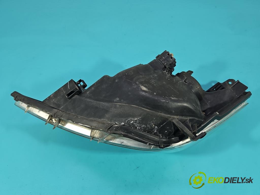 Toyota Yaris III 2011-2020 1.0 vvti 69KM manual 51 kW 998 cm3 5- Reflektor: pravý  (Svetlo predné pravé)
