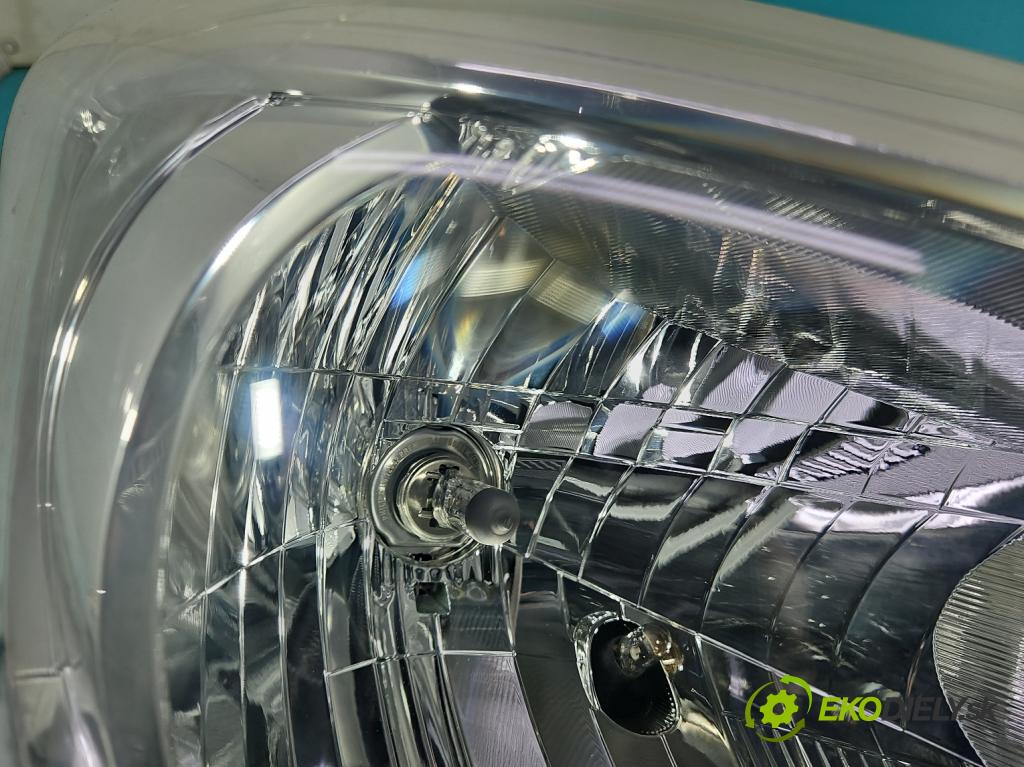 Toyota Yaris III 2011-2020 1.0 vvti 69KM manual 51 kW 998 cm3 5- Reflektor: pravý  (Svetlo predné pravé)