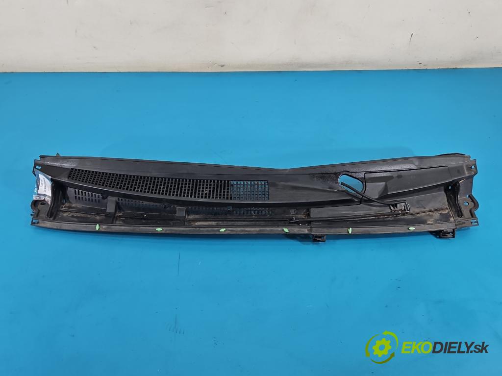 Toyota Yaris III 2011-2020 1.0 vvti 69KM manual 51 kW 998 cm3 5- torpédo 55783-0D140 (Plast pod čelním sklem)