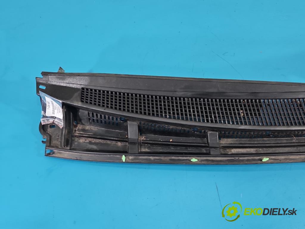 Toyota Yaris III 2011-2020 1.0 vvti 69KM manual 51 kW 998 cm3 5- torpédo 55783-0D140 (Plast pod čelním sklem)