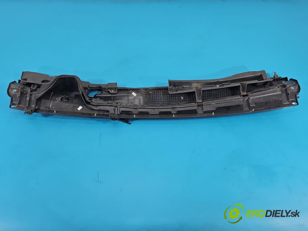 Toyota Yaris III 2011-2020 1.0 vvti 69KM manual 51 kW 998 cm3 5- torpédo 55783-0D140 (Plast pod čelním sklem)