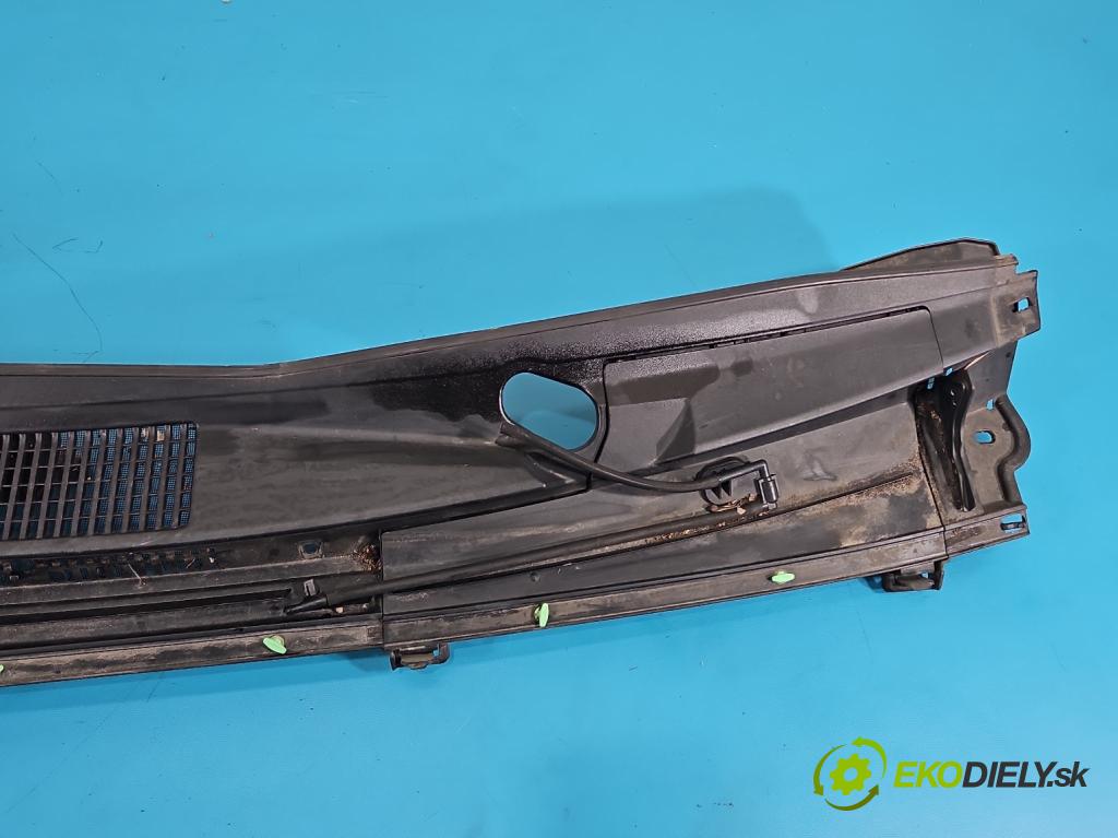 Toyota Yaris III 2011-2020 1.0 vvti 69KM manual 51 kW 998 cm3 5- torpédo 55783-0D140 (Plast pod čelním sklem)