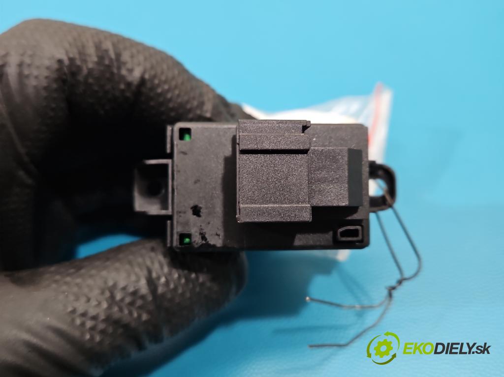 Maserati Quattroporte VI 13- 3.0 V6 automatic 301 kW 2979 cm3 4- prepínač brzda: ručný 670110722 (Prepínacie páčky pod volantom)