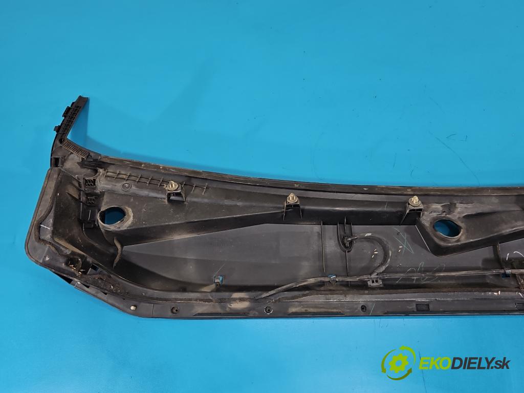 Isuzu D-Max II 2011-2019 2.5 crdi 163 HP manual 120 kW 2499 cm3 2- torpédo  (Torpédo (plast pod čelným sklom))