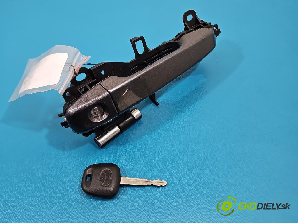 Toyota Yaris III 2011-2020 1.0 vvti 69KM manual 51 kW 998 cm3 5- rukoväť predné ľavé mimo: 242860 (Kľučka dverí vonkajšia predná ľavá)