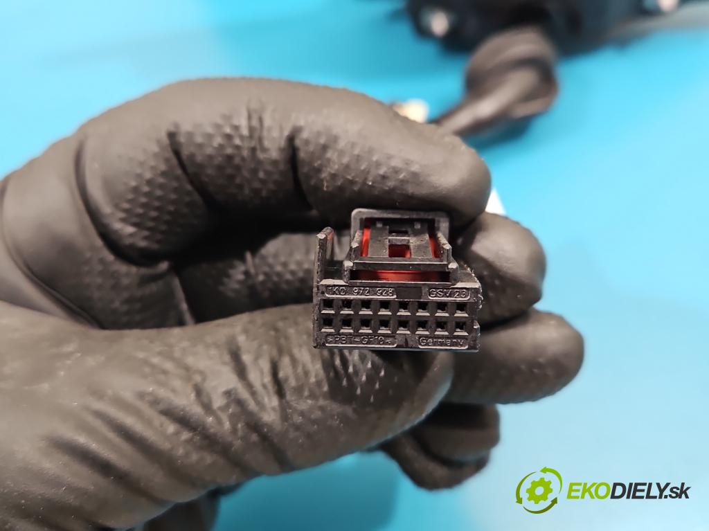 Skoda Octavia IV 2019- 1.5 TSI 150 HP automatic 110 kW 1498 cm3 5- zrkadlo ľavé  (Kľučka dverí ostatné)