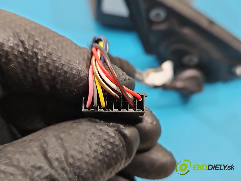 Skoda Octavia IV 2019- 1.5 TSI 150 HP automatic 110 kW 1498 cm3 5- zrkadlo ľavé  (Kľučka dverí ostatné)