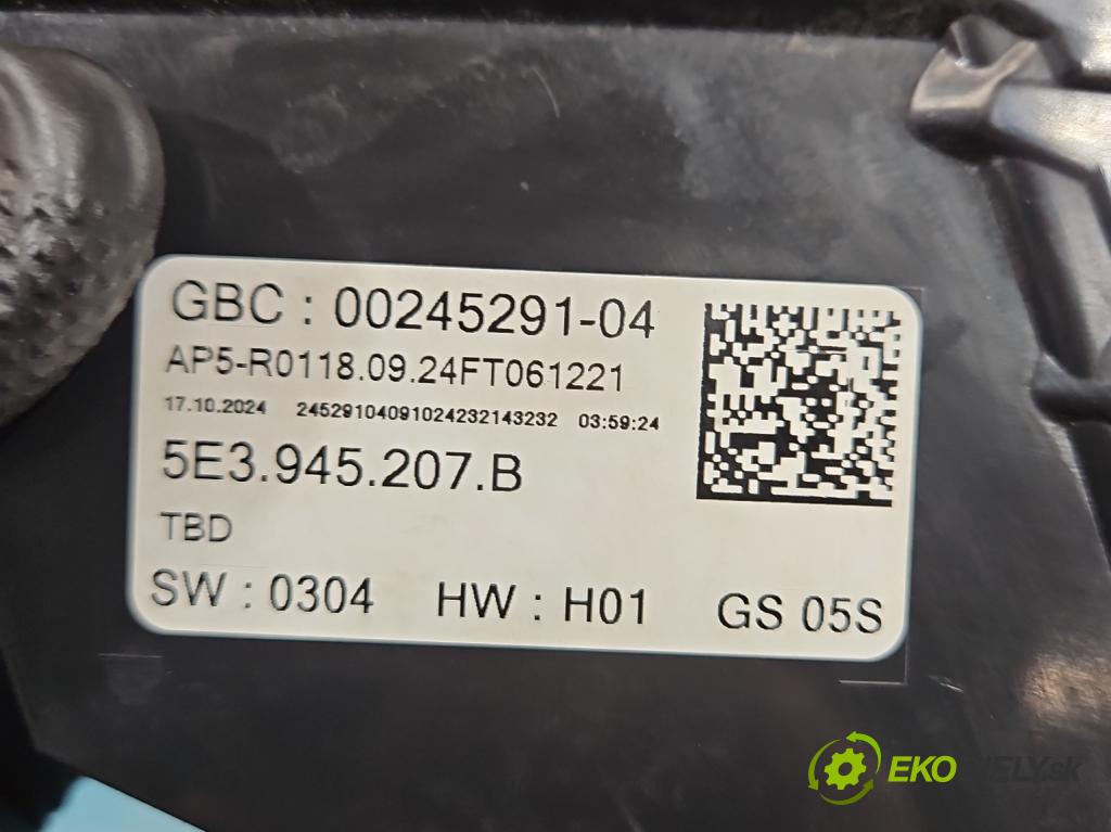 Skoda Octavia IV 2019- 1.5 TSI 150 HP automatic 110 kW 1498 cm3 5- svetlo / reflektor zadné ľavé 5E3945207B (Kľučka dverí ostatné)