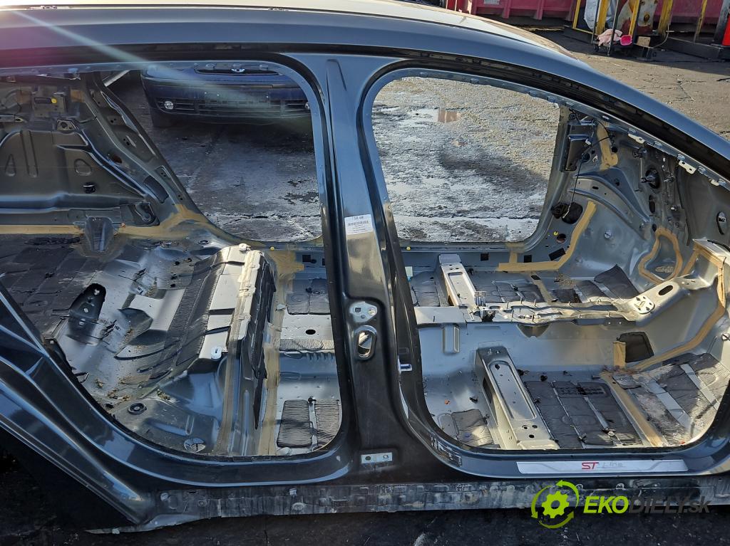 Ford Focus Mk4 2018- 1.5 TDCI 120 hp automatic 88 kW 1499 cm3 5- práh pravý  (Karoserie ostatní)