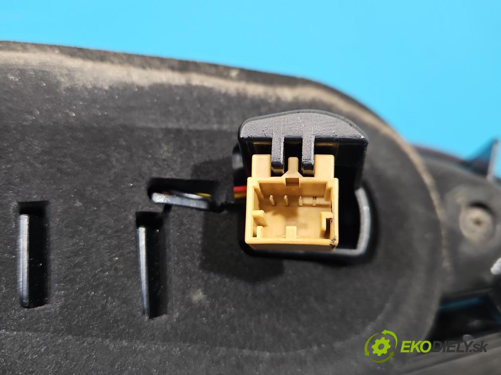 Audi Q5 2008-2016 2.0 TFSI 224hp automatic 165 kW 1984 cm3 5- svetlo / reflektor zadné pravé  (Kľučka dverí ostatné)