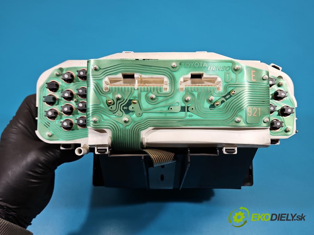 Toyota Yaris I 1999-2005 1.0 vvti 68 HP manual 50 kW 998 cm3 3- prístrojovka/ budíky 83800-52120 (Prístrojová doska)