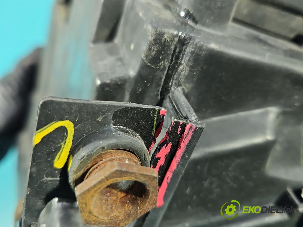 Vw Passat B5 1995-2005 1.9 tdi 110 HP manual 81 kW 1896 cm3 5- Reflektor: pravý  (Svetlo predné pravé)