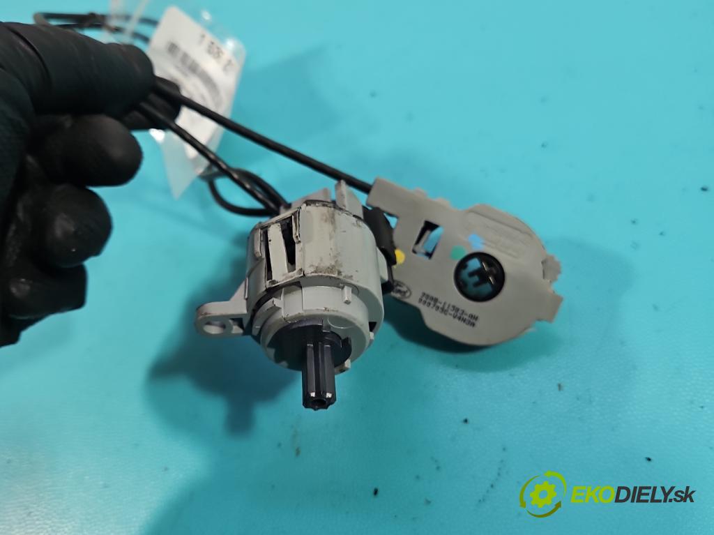 Ford Focus Mk1 1998-2004 1.6 16V 101 HP manual 74 kW 1596 cm3 5- panel kúrenia 98AB-11503-AH