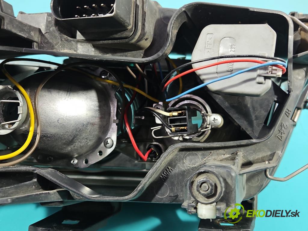 Audi A6 C5 1997-2004 2.4 v6 170 hp manual 125 kW 2393 cm3 4- světlo pravý  (Pravé přední světlo)