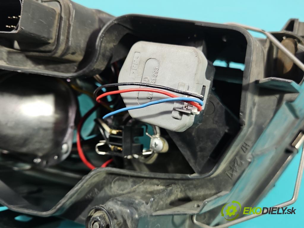 Audi A6 C5 1997-2004 2.4 v6 170 hp manual 125 kW 2393 cm3 4- světlo pravý  (Pravé přední světlo)