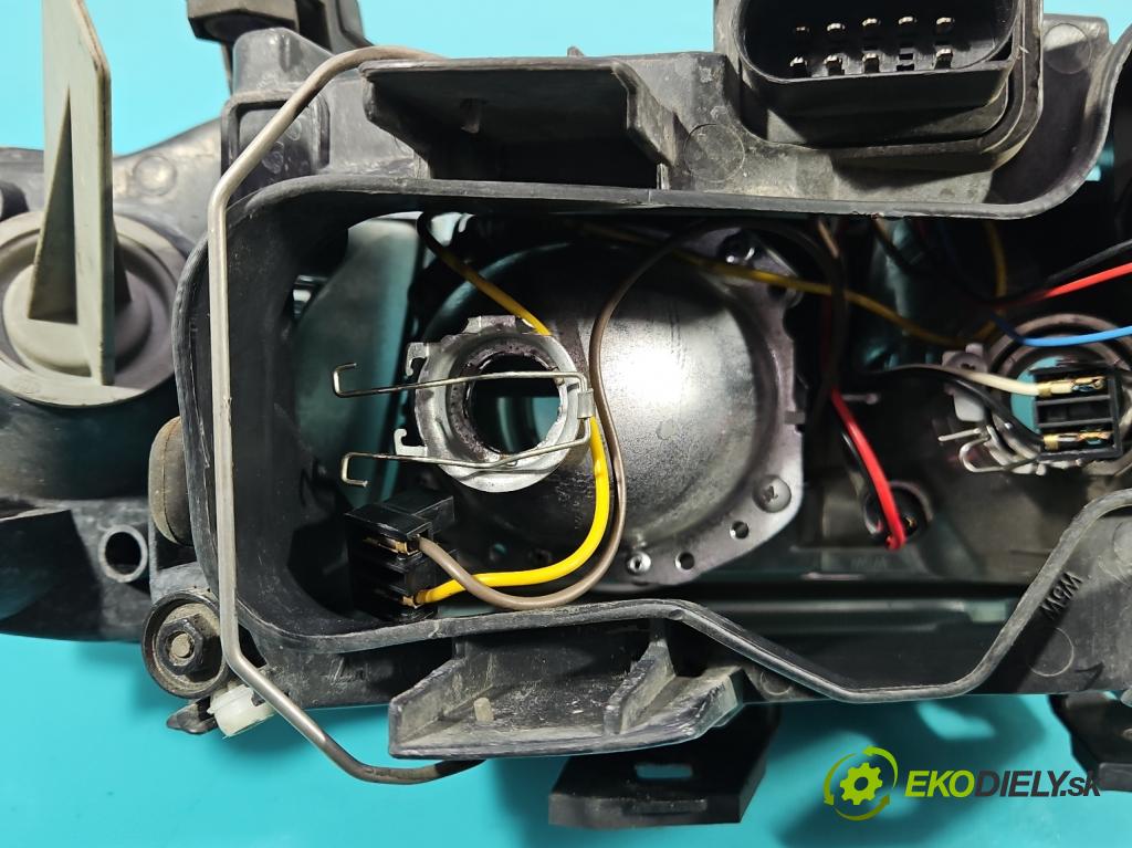 Audi A6 C5 1997-2004 2.4 v6 170 hp manual 125 kW 2393 cm3 4- světlo pravý  (Pravé přední světlo)