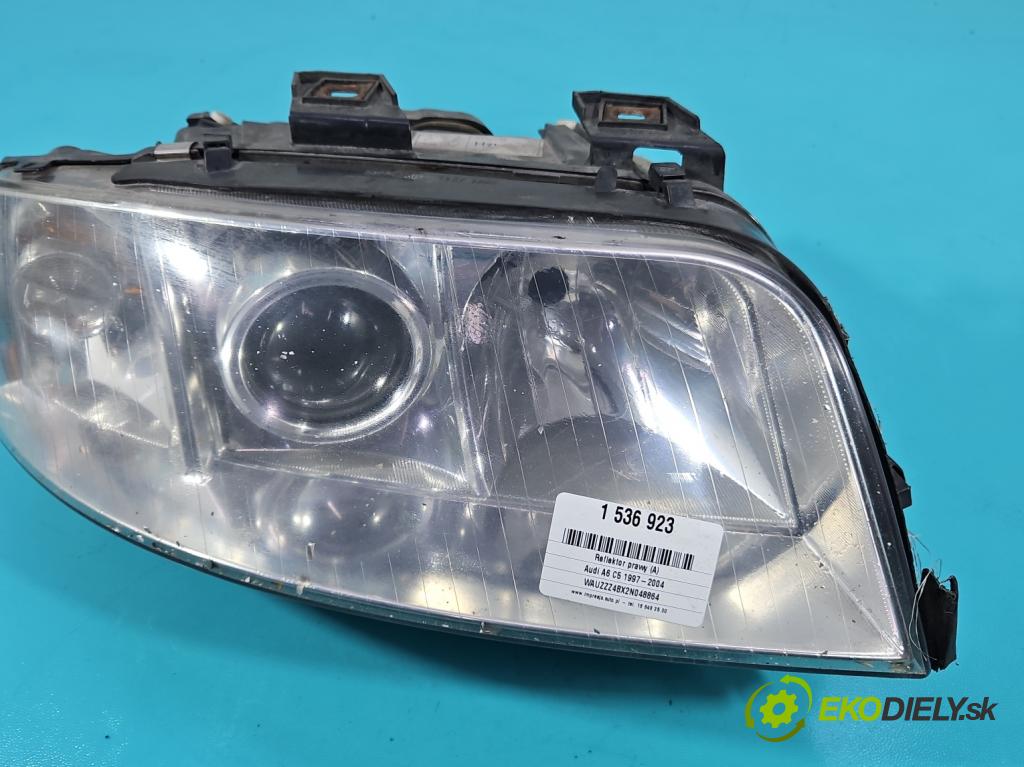 Audi A6 C5 1997-2004 2.4 v6 170 hp manual 125 kW 2393 cm3 4- světlo pravý  (Pravé přední světlo)