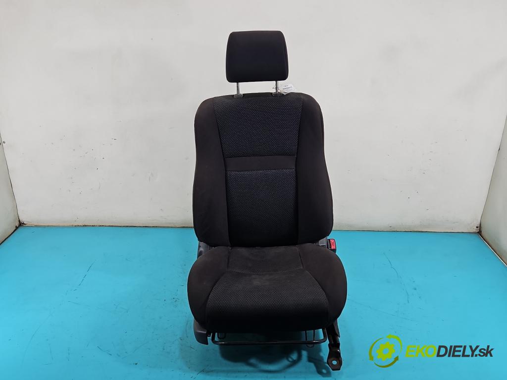 Toyota Yaris I 1999-2005 1.0 vvti 68 HP manual 50 kW 998 cm3 3- Sedačka pravý  (Sedadlo)