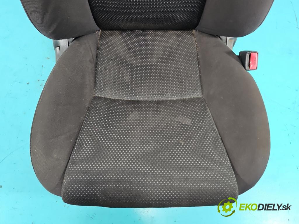 Toyota Yaris I 1999-2005 1.0 vvti 68 HP manual 50 kW 998 cm3 3- Sedačka pravý  (Sedadlo)