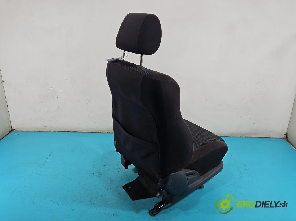 Toyota Yaris I 1999-2005 1.0 vvti 68 HP manual 50 kW 998 cm3 3- Sedačka pravý  (Sedadlo)