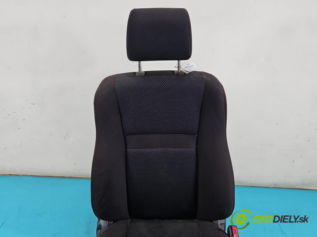 Toyota Yaris I 1999-2005 1.0 vvti 68 HP manual 50 kW 998 cm3 3- Sedačka pravý  (Sedadlo)