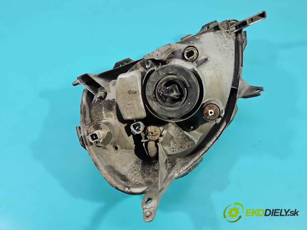 Toyota Yaris I 1999-2005 1.0 vvti 68 HP manual 50 kW 998 cm3 3- Reflektor: pravý  (Svetlo predné pravé)