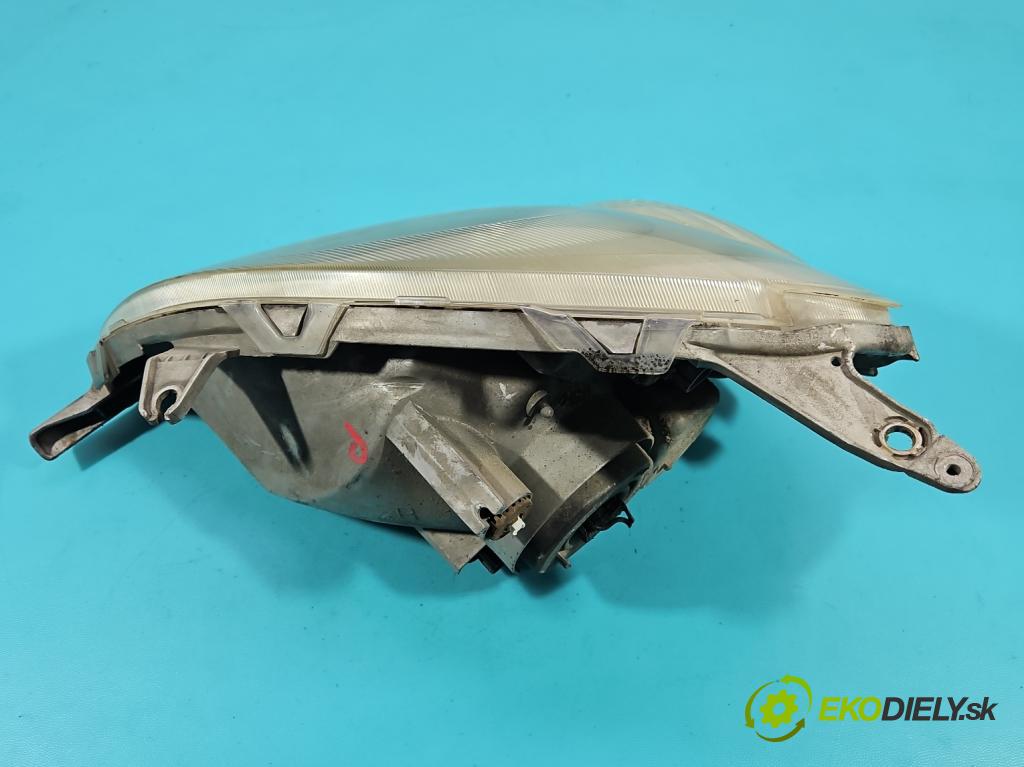 Toyota Yaris I 1999-2005 1.0 vvti 68 HP manual 50 kW 998 cm3 3- Reflektor: pravý  (Svetlo predné pravé)