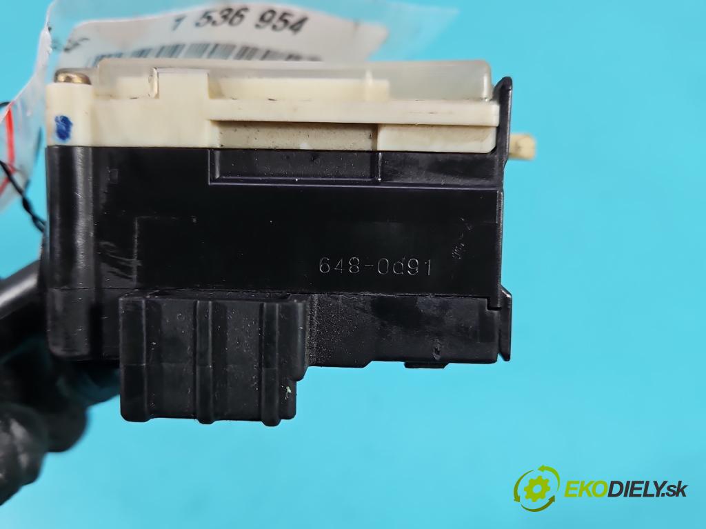 Toyota Yaris I 1999-2005 1.0 vvti 68 HP manual 50 kW 998 cm3 3- prepínač smeroviek 1736482 (Prepínacie páčky pod volantom)