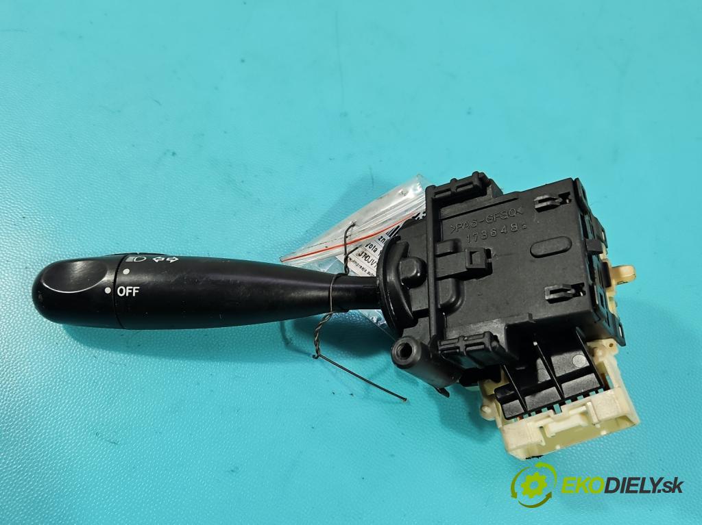Toyota Yaris I 1999-2005 1.0 vvti 68 HP manual 50 kW 998 cm3 3- prepínač smeroviek 1736482 (Prepínacie páčky pod volantom)