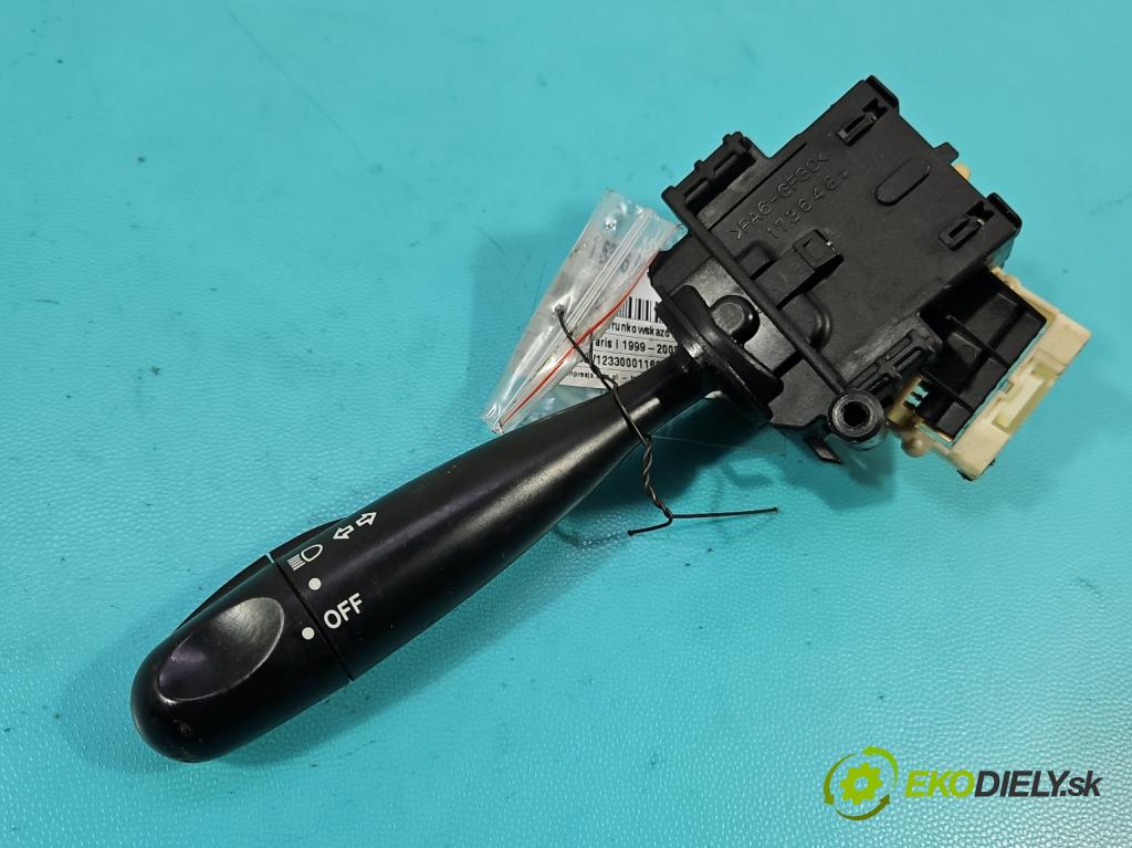 Toyota Yaris I 1999-2005 1.0 vvti 68 HP manual 50 kW 998 cm3 3- prepínač smeroviek 1736482 (Prepínacie páčky pod volantom)