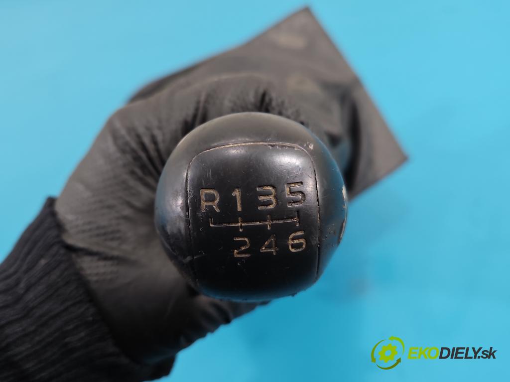 Isuzu D-Max II 2011-2019 2.5d 163 HP manual 120 kW 2499 cm3 2- Páka: Změny: stupeň,rýchlosť  (Rýchlostná páka (kulisa))