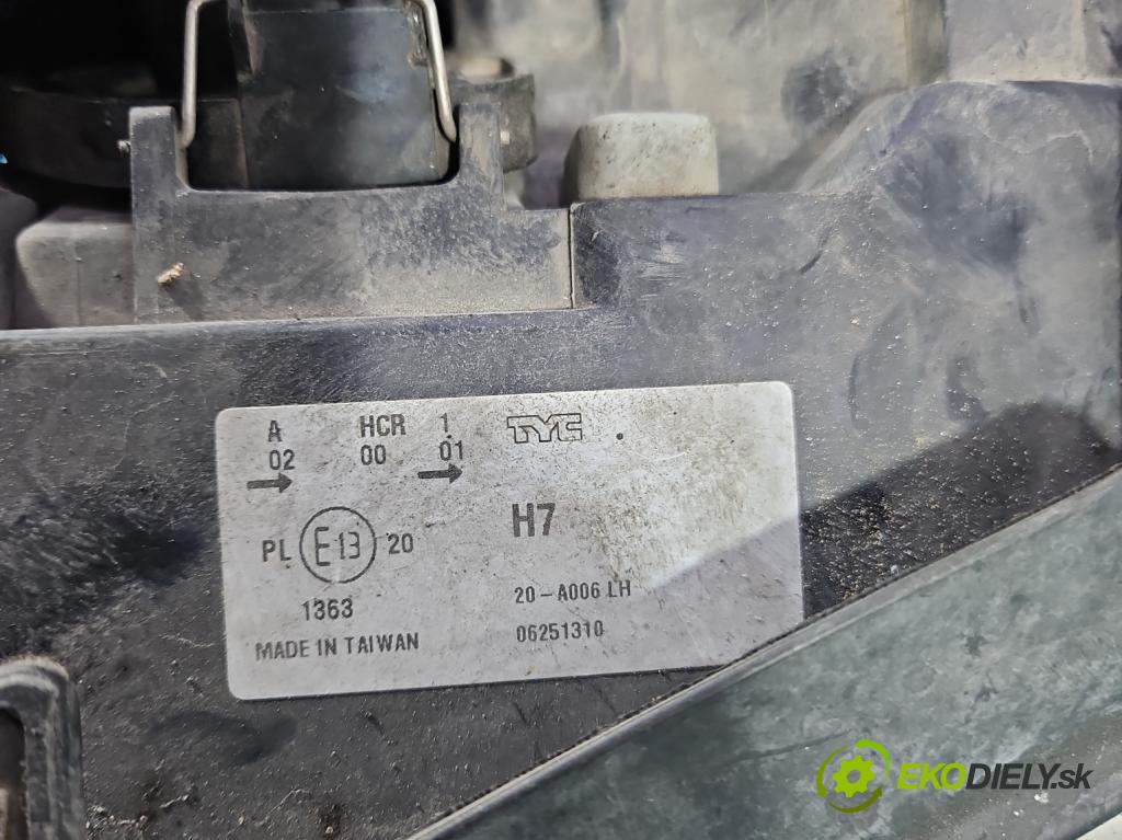 Audi A4 B5 1994-2001 1.6 8v 101 HP manual 74 kW 1595 cm3 4- Reflektor: ľavý  (Kľučka dverí ostatné)