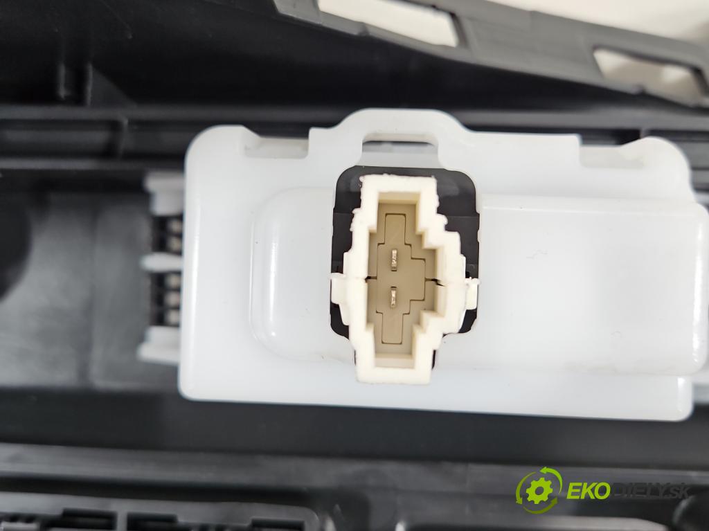 Skoda Octavia IV 2019- 1.5 TSI 150 HP automatic 110 kW 1498 cm3 5- Čalounictví: kufra: ľavé 5E7867427D