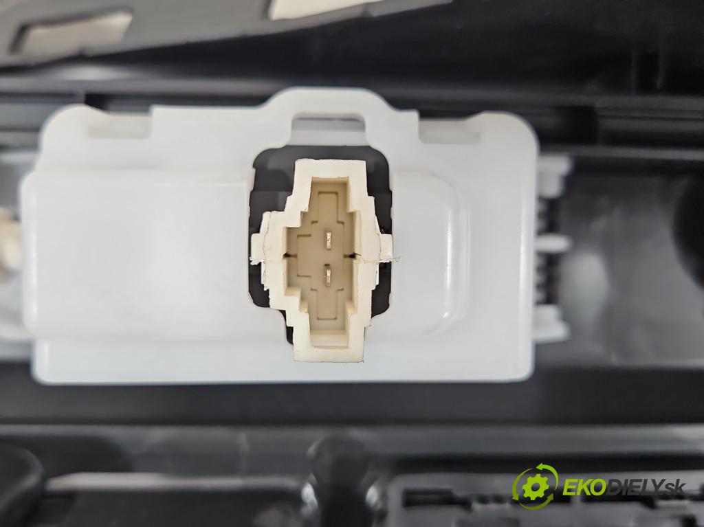 Skoda Octavia IV 2019- 1.5 TSI 150 HP automatic 110 kW 1498 cm3 5- Čalounictví: kufra: pravé 5E7867428D