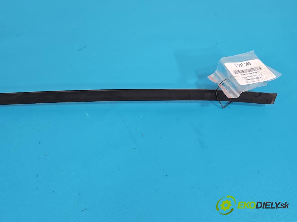 Toyota Yaris III 2011-2020 1.0 vvti 69KM manual 51 kW 998 cm3 5- lišta střecha: pravé