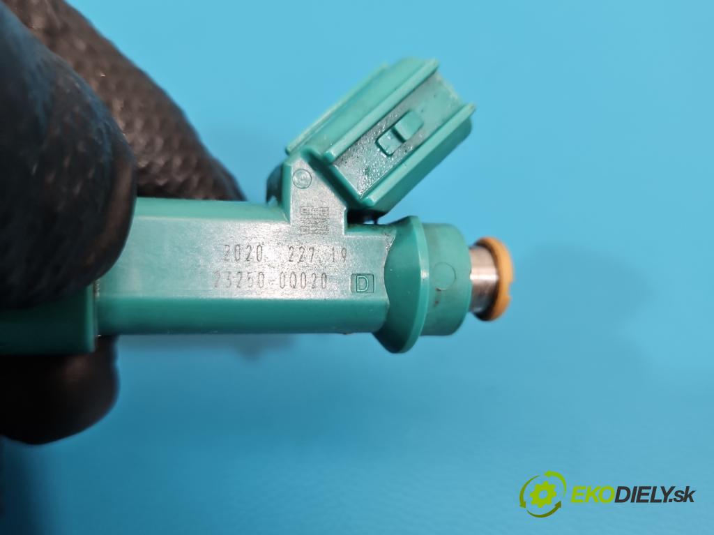 Toyota Yaris III 2011-2020 1.0 vvti 69KM manual 51 kW 998 cm3 5- vstrek 23250-0Q020 (Vstrekovač paliva)