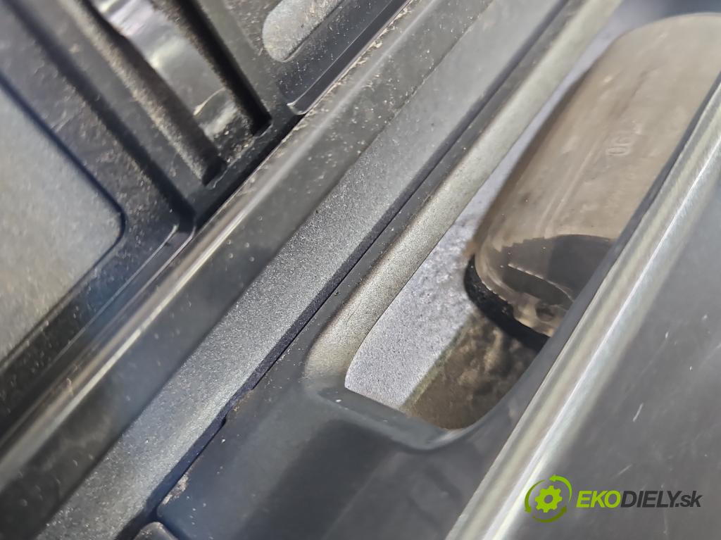 Peugeot 207 1.4 16V 95 hp manual 70 kW 1397 cm3 3- zadní kufrové dveře  (Zadní kapota (kufr))