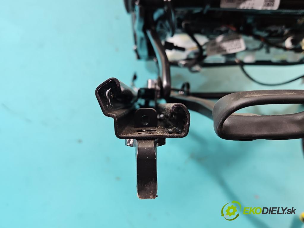 Skoda Octavia IV 2019- 1.5 TSI 150 HP automatic 110 kW 1498 cm3 5- Sedačka ľavý  (Sedadlo)