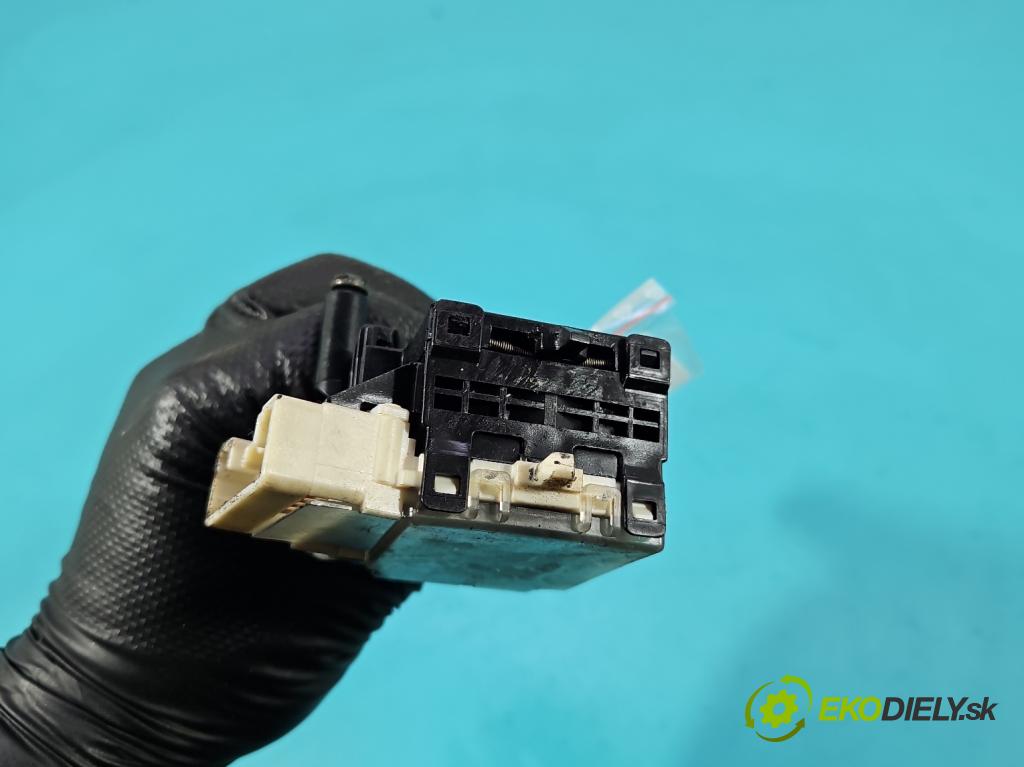 Suzuki Swift Mk6 2005-2010 1.3 16V 92 HP manual 67.5 kW 1328 cm3 5- prepínač smeroviek 173744 (Prepínacie páčky pod volantom)