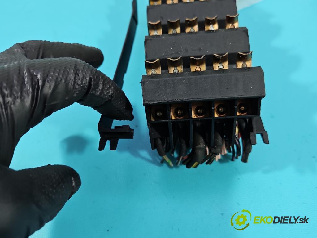 Mercedes 124 2.0d 75 HP manual 55 kW 1997 cm3 4- skrinka poistka  (Poistková skrinka)